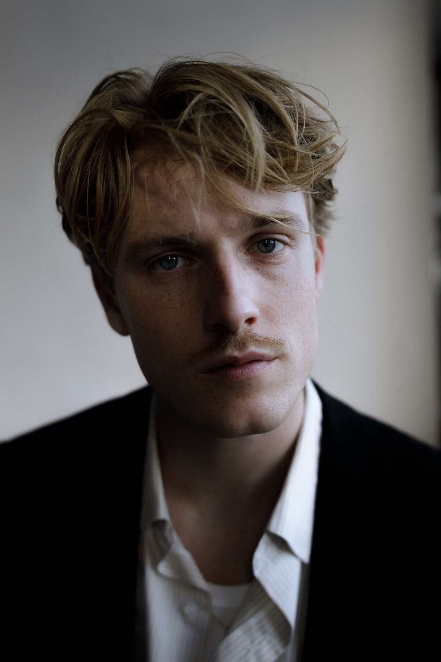 Louis Hofmann — Max Yoder