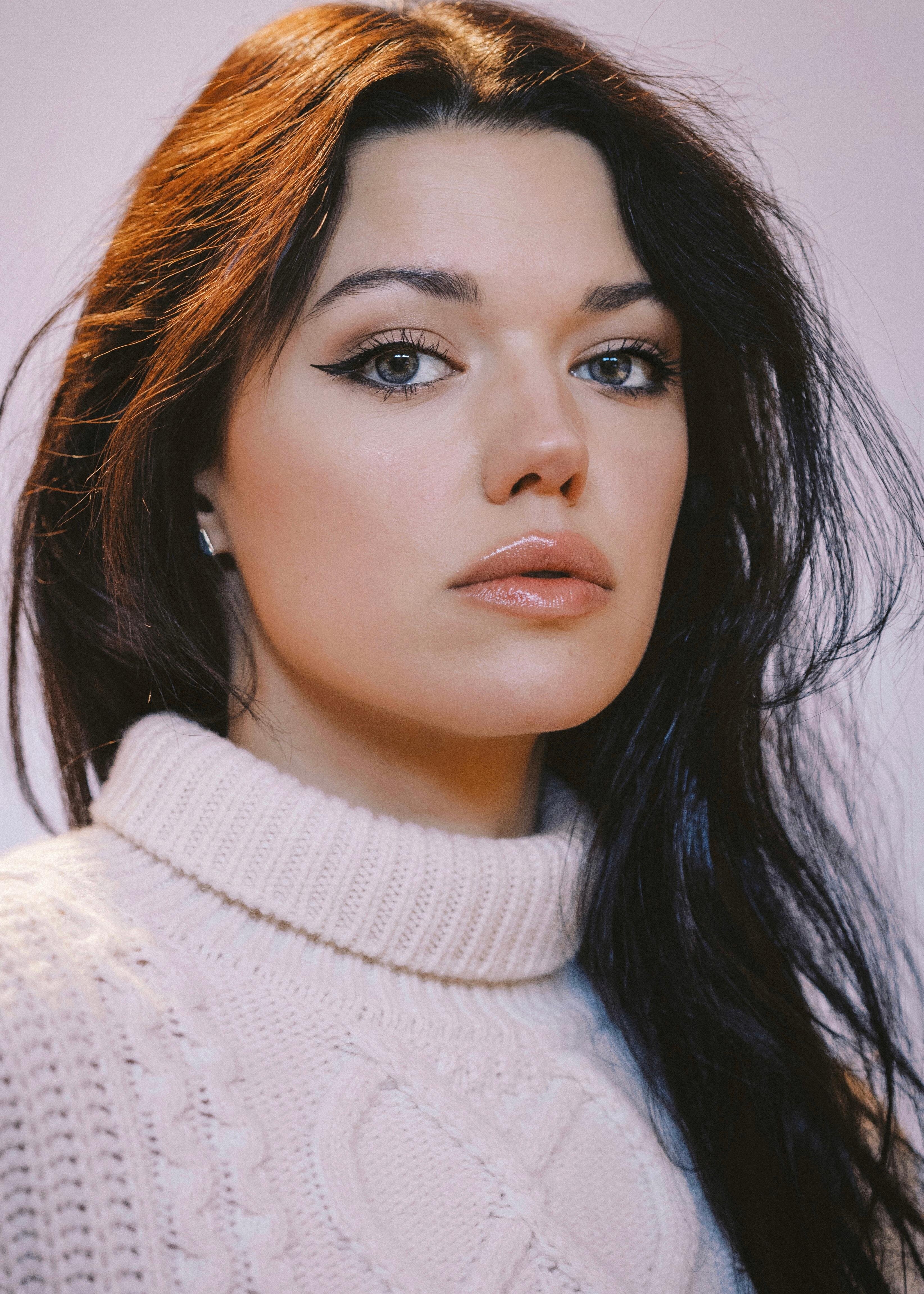 Jascha Charron — Hostess