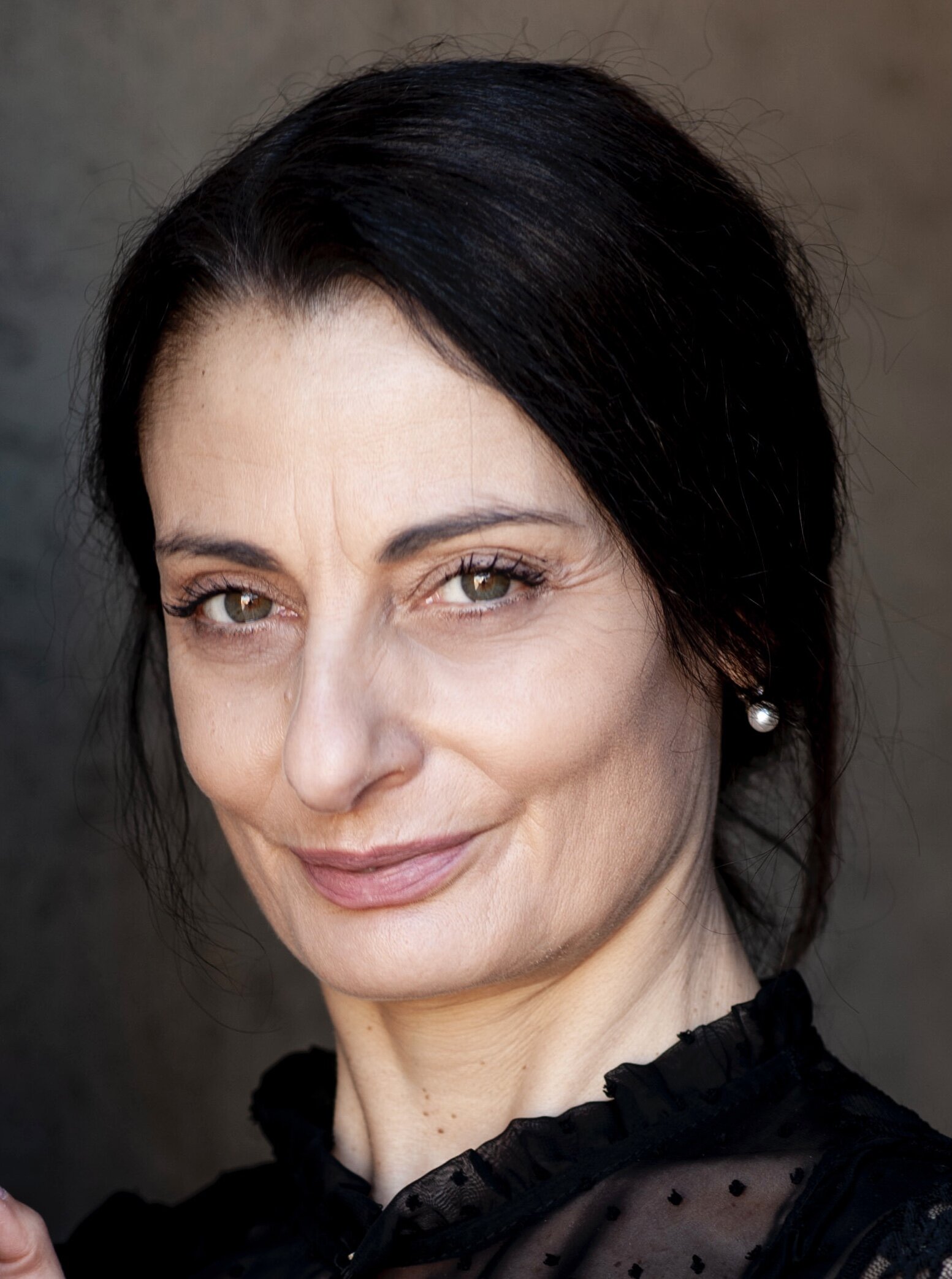 Simona Senzacqua — Mrs. De Silva
