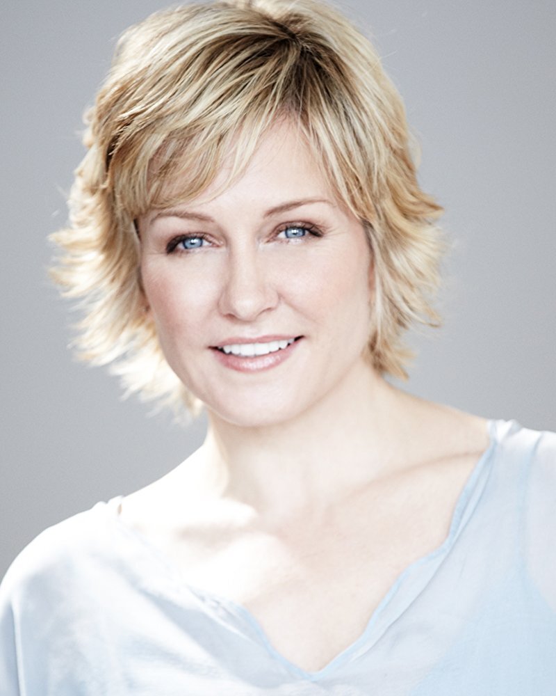 Amy Carlson — Gloria Blake
